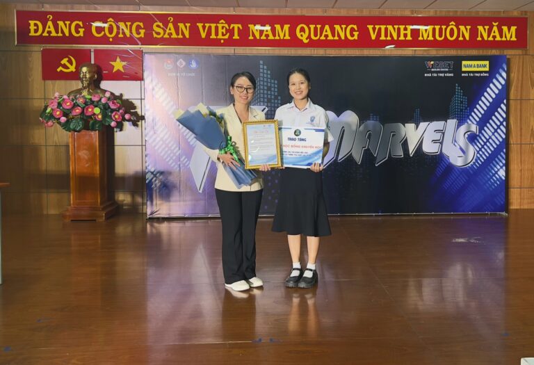Đồng chí Nguyễn Thị Phương Nguyên, Phó Chủ tịch Hội Sinh viên Trường nhận bảng trao học bổng tượng trưng từ phía Nhà hảo tâm
